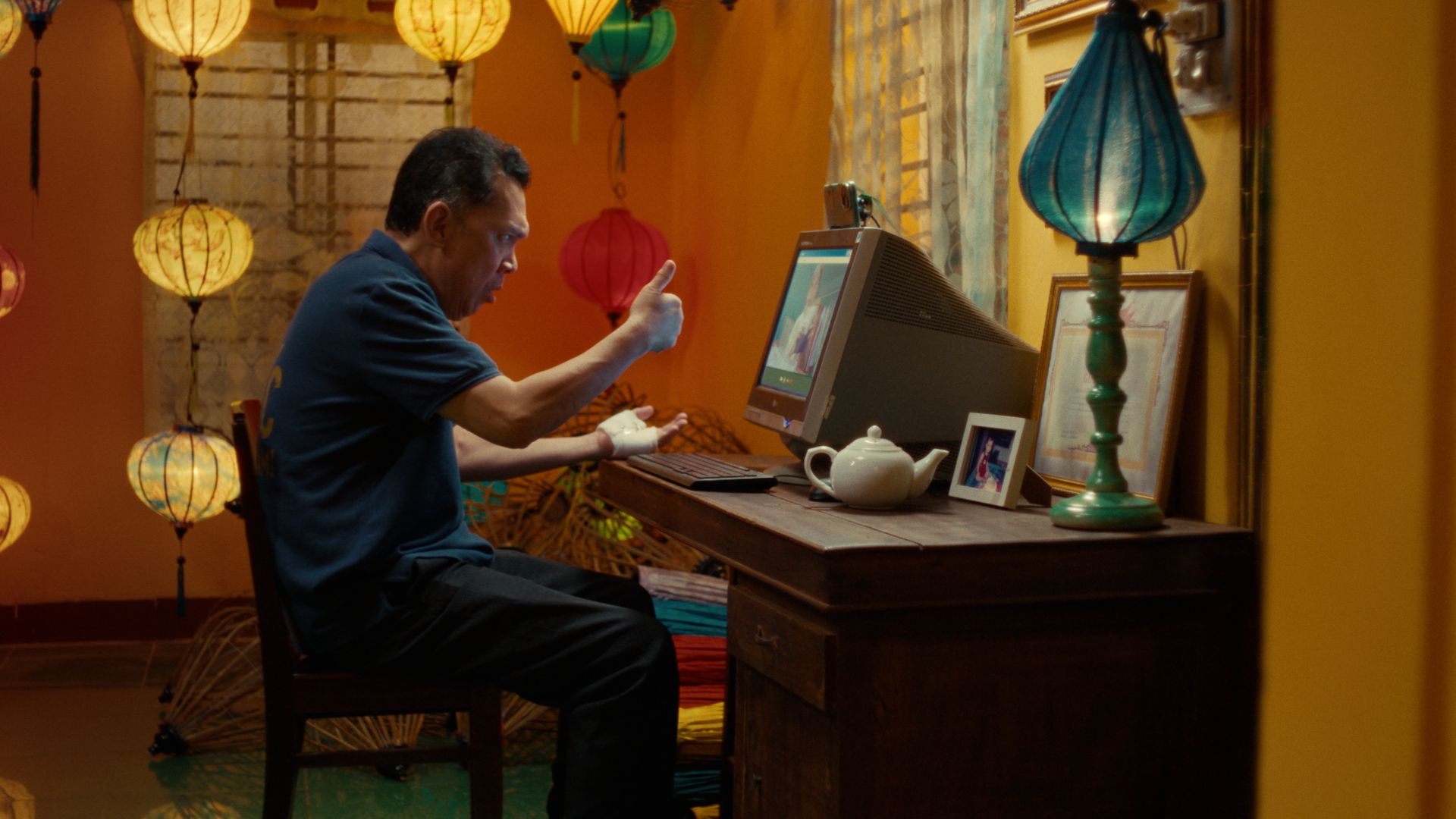 Ông Năm dùng ngôn ngữ ký hiệu để 