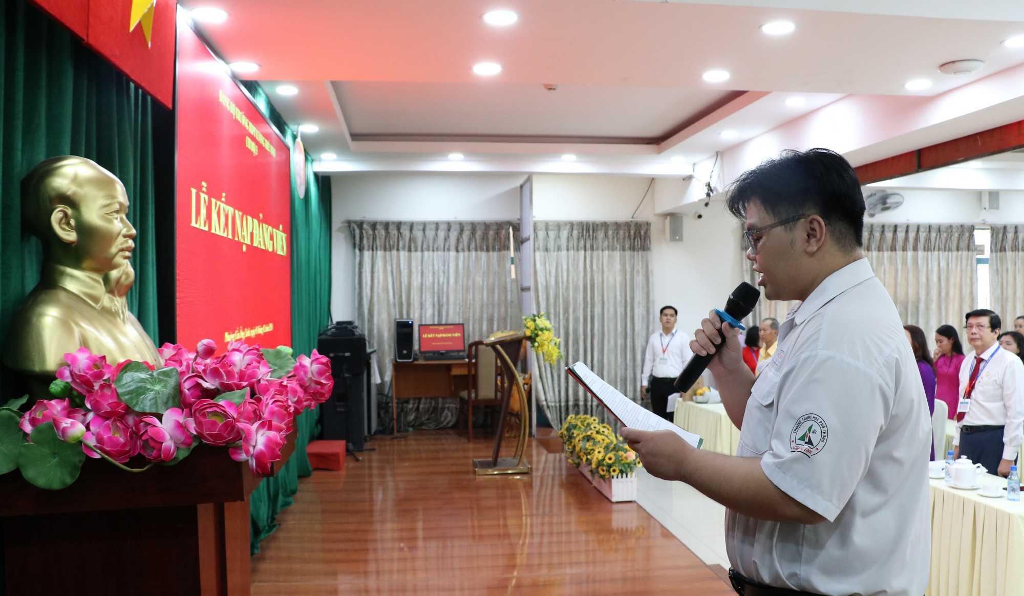 Em Trần Tuấn Tâm đọc lời tuyên thệ trước Đảng trong buổi lễ kết nạp