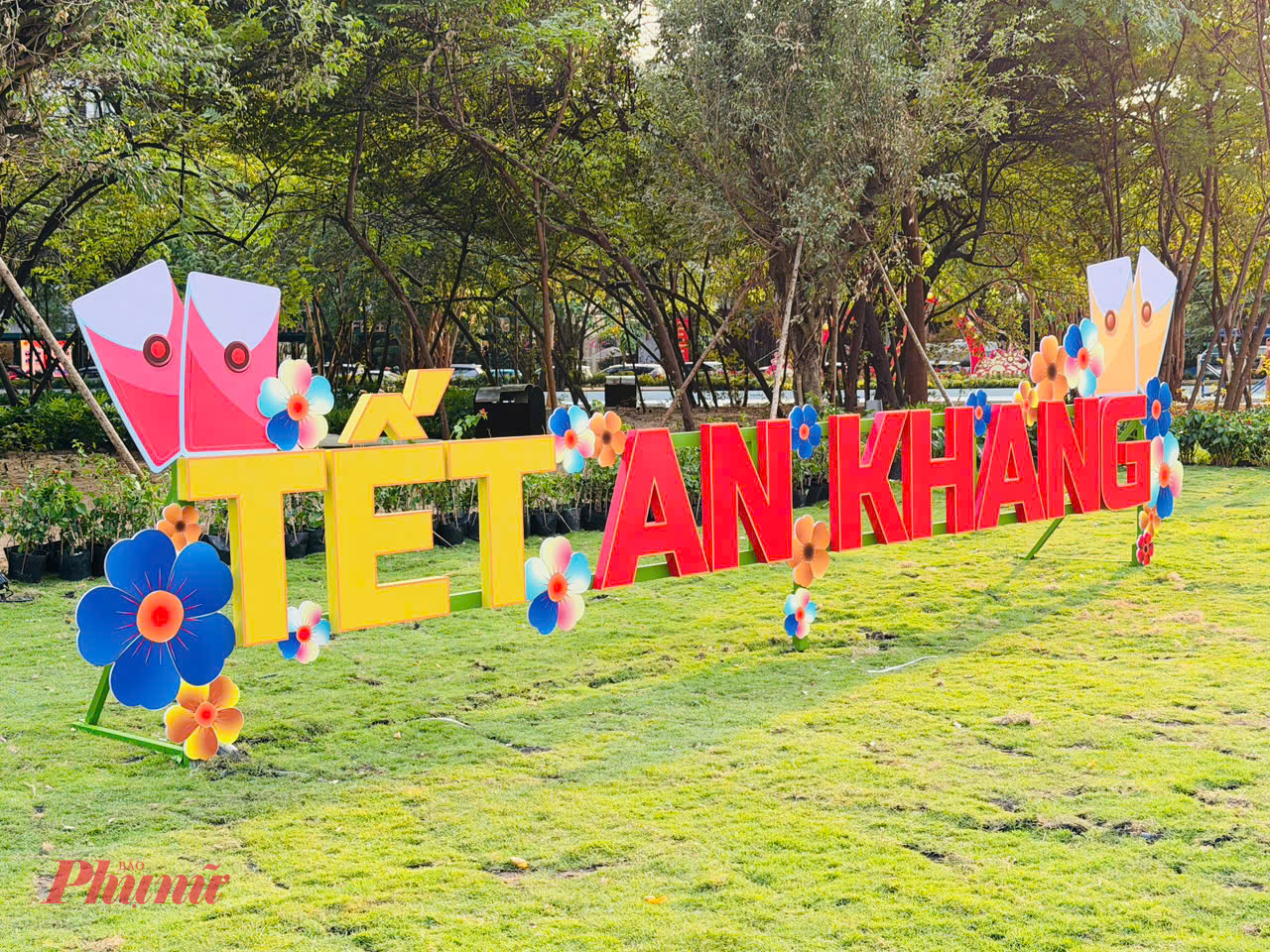 Việc tận dụng đất trống làm công viên, vườn hoa tạm được TPHCM đánh giá là chủ trương thiết thực, song yêu cầu thực hiện chặt chẽ, đúng quy định và hài hòa cảnh quan - Ảnh: Thanh Tâm