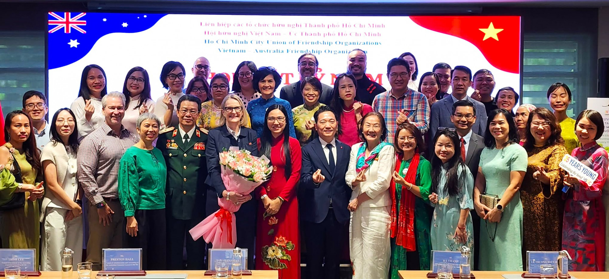 Các đại biểu và khách mời cùng chụp ảnh lưu niệm 