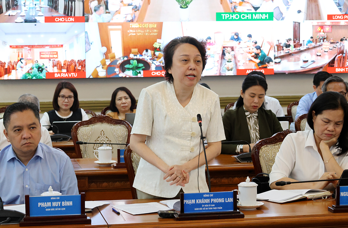 Bà Phạm Khánh Phong Lan, Giám đốc Sở An toàn thực phẩm TPHCM, thông tin về tình hình an toàn thực phẩm tại Phiên họp KTXH tháng 1/2026 - Ảnh: Cổng thông tin điện tử UBND TPHCM 