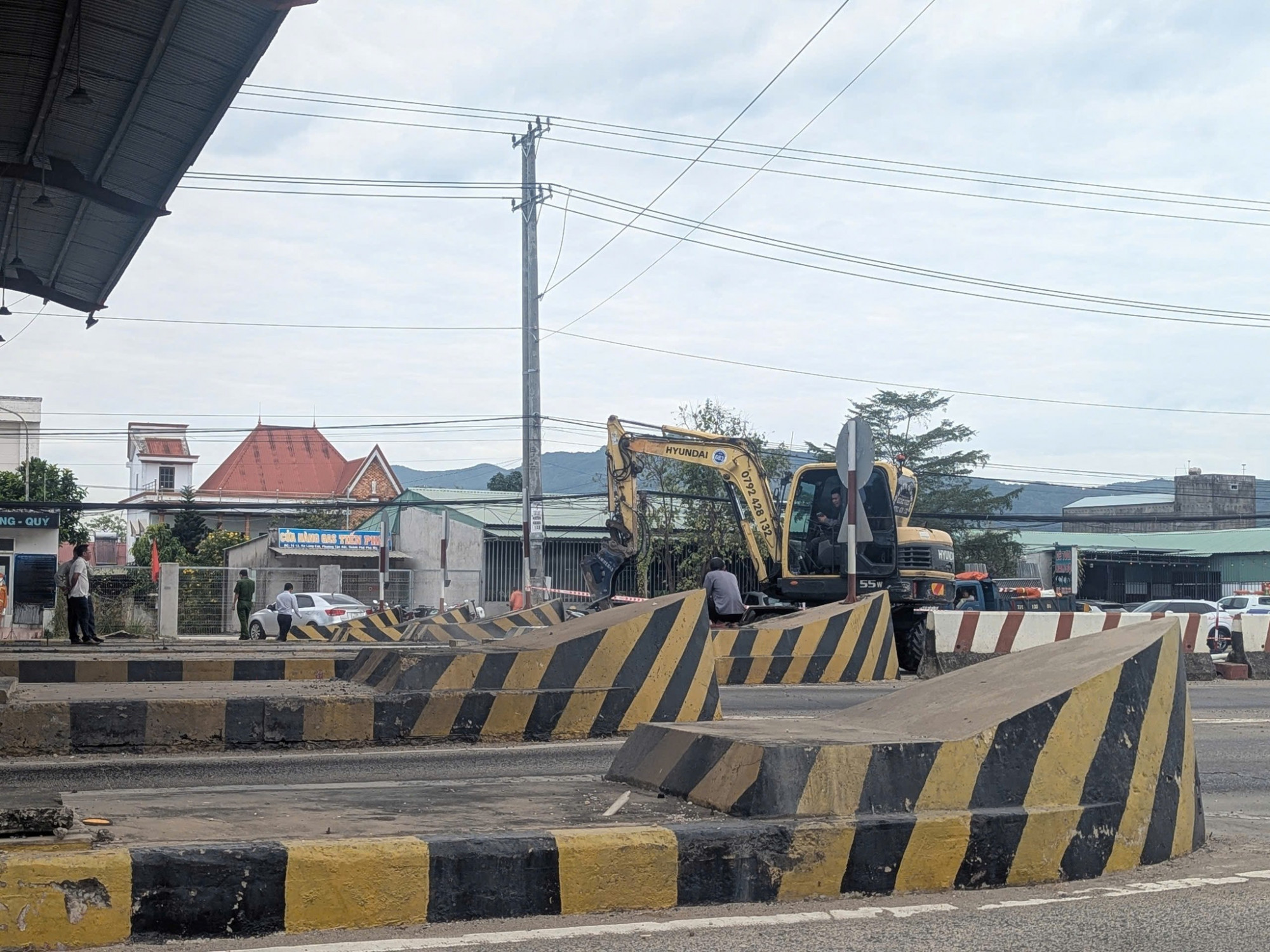 Lực lượng chức năng tháo dỡ trạm thu phí trên Quốc lộ 51 đoạn qua TPHCM - Ảnh: Công an phường Tân Hải
