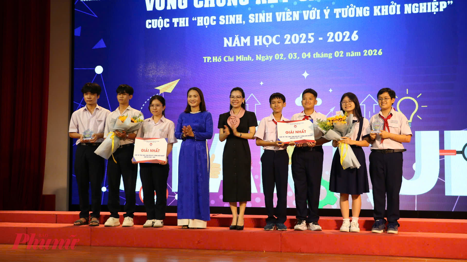 Ban tổ chức trao giải Nhất cho các đội thi - Ảnh: Trang Thư