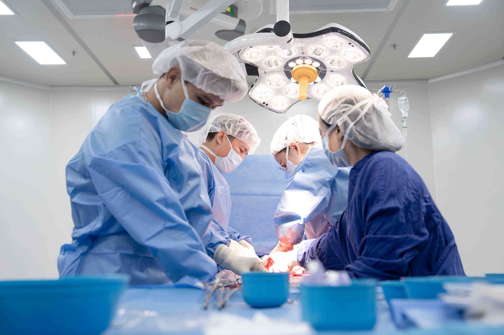 Ê-kíp bác sĩ tại Vinmec Smart City thực hiện mổ lấy thai nhi - Ảnh: Vinmec