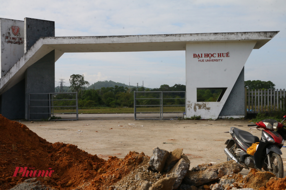 Dự án Đền bù giải phóng mặt bằng (GPMB) của ĐH Huế được Bộ Giáo dục và Đào tạo (GD&ĐT) phê duyệt chủ trương đầu tư từ năm 2018, phê duyệt dự án năm 2020 với tổng mức đầu tư gần 120 tỷ đồng, quy mô GPMB 44 ha tại nhiều vị trí trên địa bàn TP Huế. Dự án có thời gian thực hiện từ 2020–2022, sau đó phải điều chỉnh kéo dài đến năm 2025.