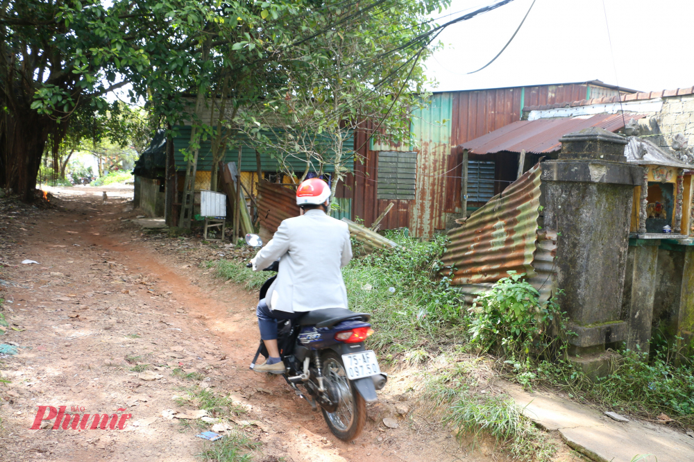 Ông Nguyễn Văn Mý (63 tuổi, ở tổ 21 phường An Cựu, TP Huế) bức xúc: 'Dự án xây dựng Đại học Huế thông báo đã lâu và chúng tôi cứ sống thấp thỏm năm này qua năm khác. Nhà cửa thì xập xệ không sửa chữa, xây dựng được nên canh cánh nỗi lo, nhất là mất an toàn những mùa mưa bão. Chúng tôi mong cơ quan chức năng sớm bố trí nơi ở mới để được an cư.