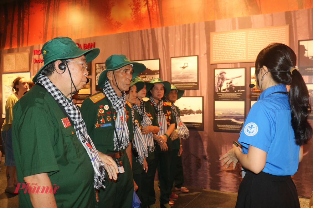 Các cựu TNXP lắng nghe hướng dẫn viên giới thiệu về triển lãm và lịch sử về tuyến đường 1C - Ảnh: Phương Nhsc