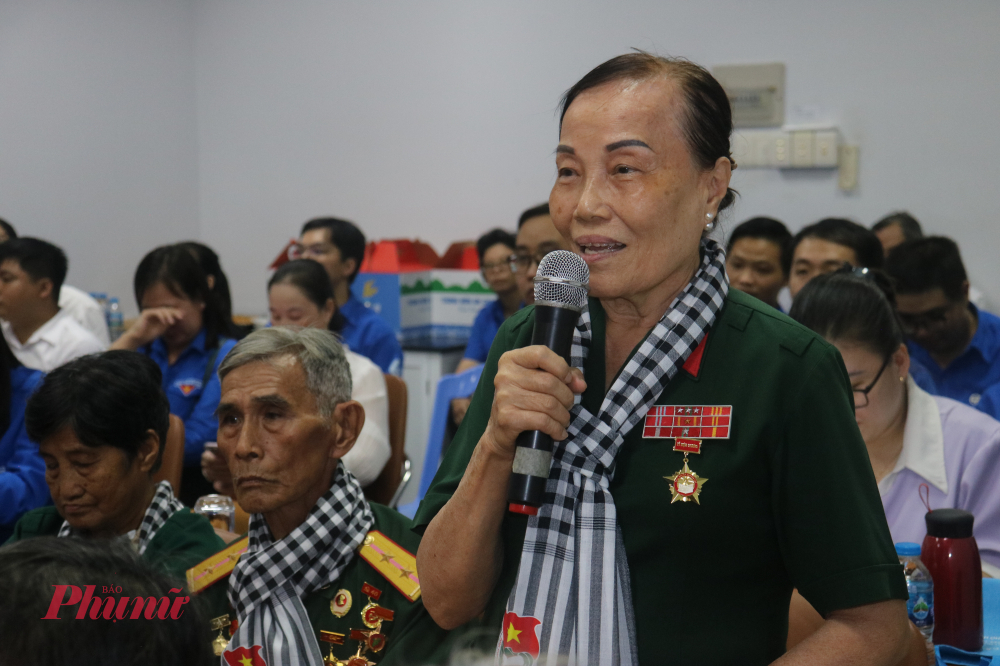Cựu thanh niên xung phong Trần Thị Hồng Thu chia sẻ những ký ức về một thời chiến tranh đầy khốc liệt - Ảnh: Phương Nhã