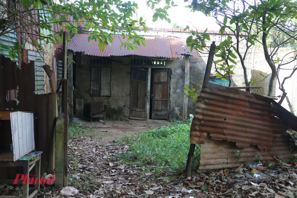 Bà con người dân chúng tôi ở đây chủ yếu là lao động nghèo, nhiều người vốn là dân vạn đò, do thiên tai nên hàng chục năm trước đến đây làm nhà cư ngụ, sinh con đẻ cháu. 