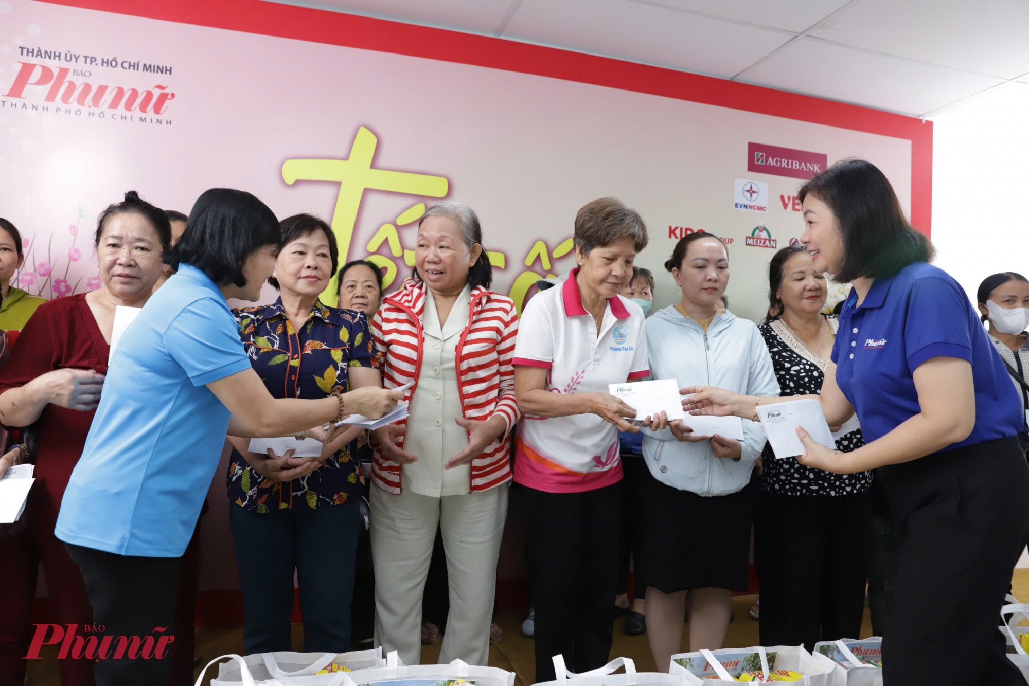 Báo Phụ nữ cùng các đơn vị tài trợ - trao quà tết đến phụ nữ khó khăn 