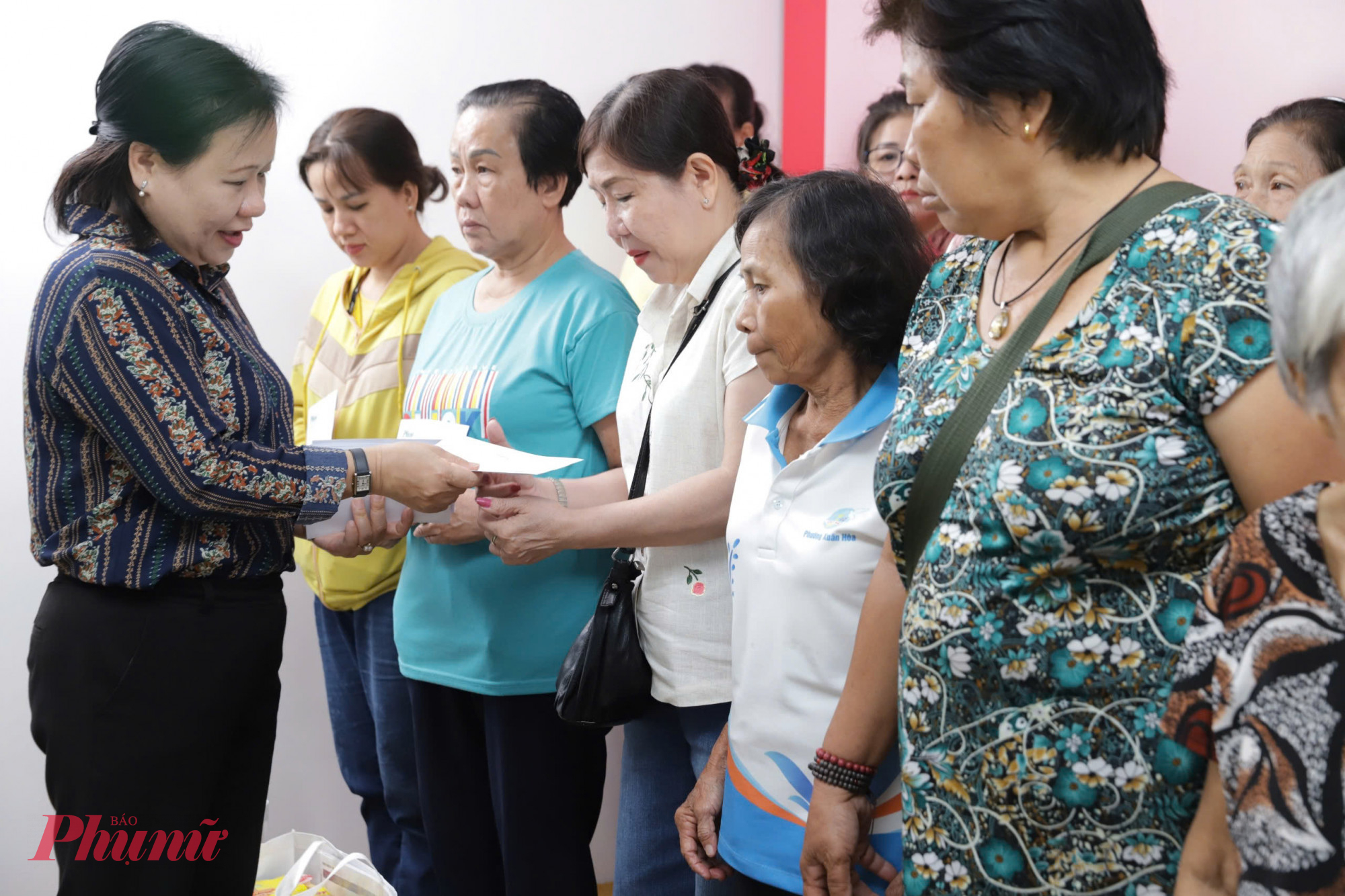 Bà Tạ Thị Nam Hồng - Phó tổng biên tập Báo Phụ nữ TPHCM trao quà tết cho phụ nữ khó khăn