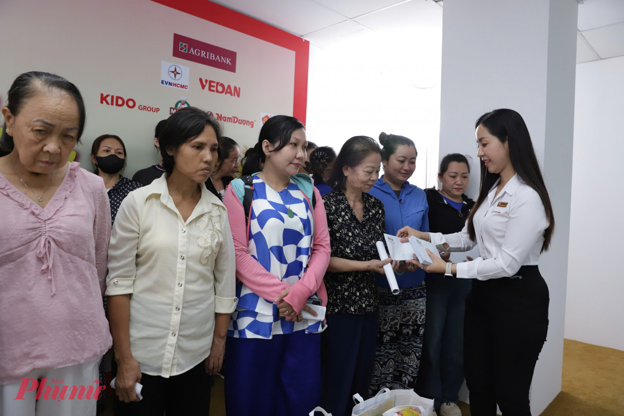 Bà Nguyễn Thị Xuân Dung – Phó Ban Nữ công Công đoàn Tổng Công ty Điện lực TPHCM - tặng quà tết đến phụ nữ 