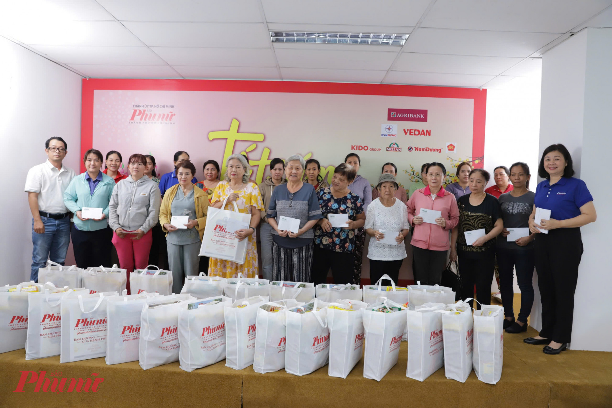 Ban biên tập Báo Phụ nữ TPHCM trao thư cảm ơn đến các các đơn vị tài trợ đã đồng hành cùng chương trình