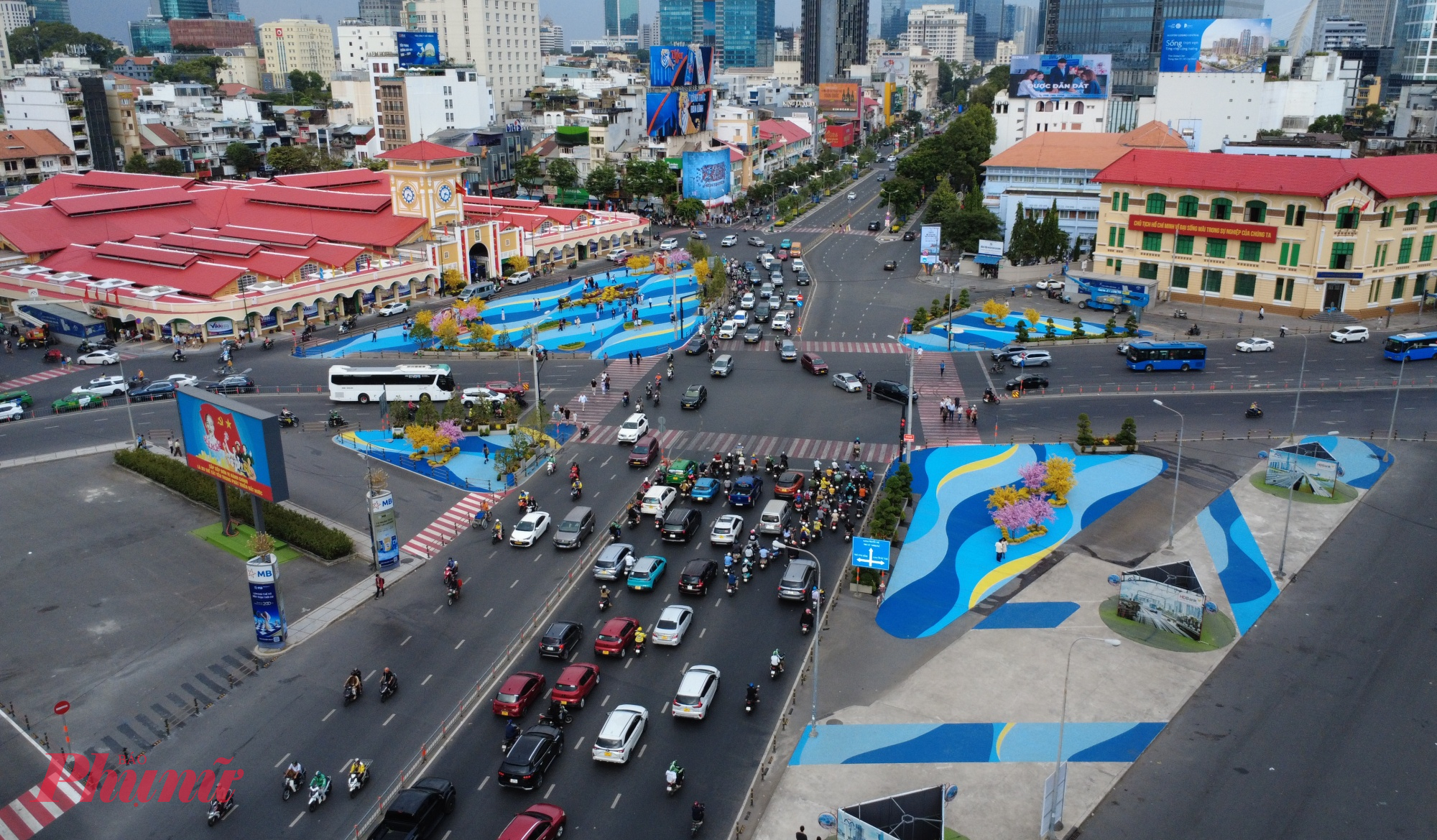 Ngày 4/2, quảng trường trước chợ Bến Thành đã tháo dỡ rào chắn sau khi hoàn tất cơ bản phần chỉnh trang, lắp đặt các tiểu cảnh để chào đón Tết Bính Ngọ 2026. 