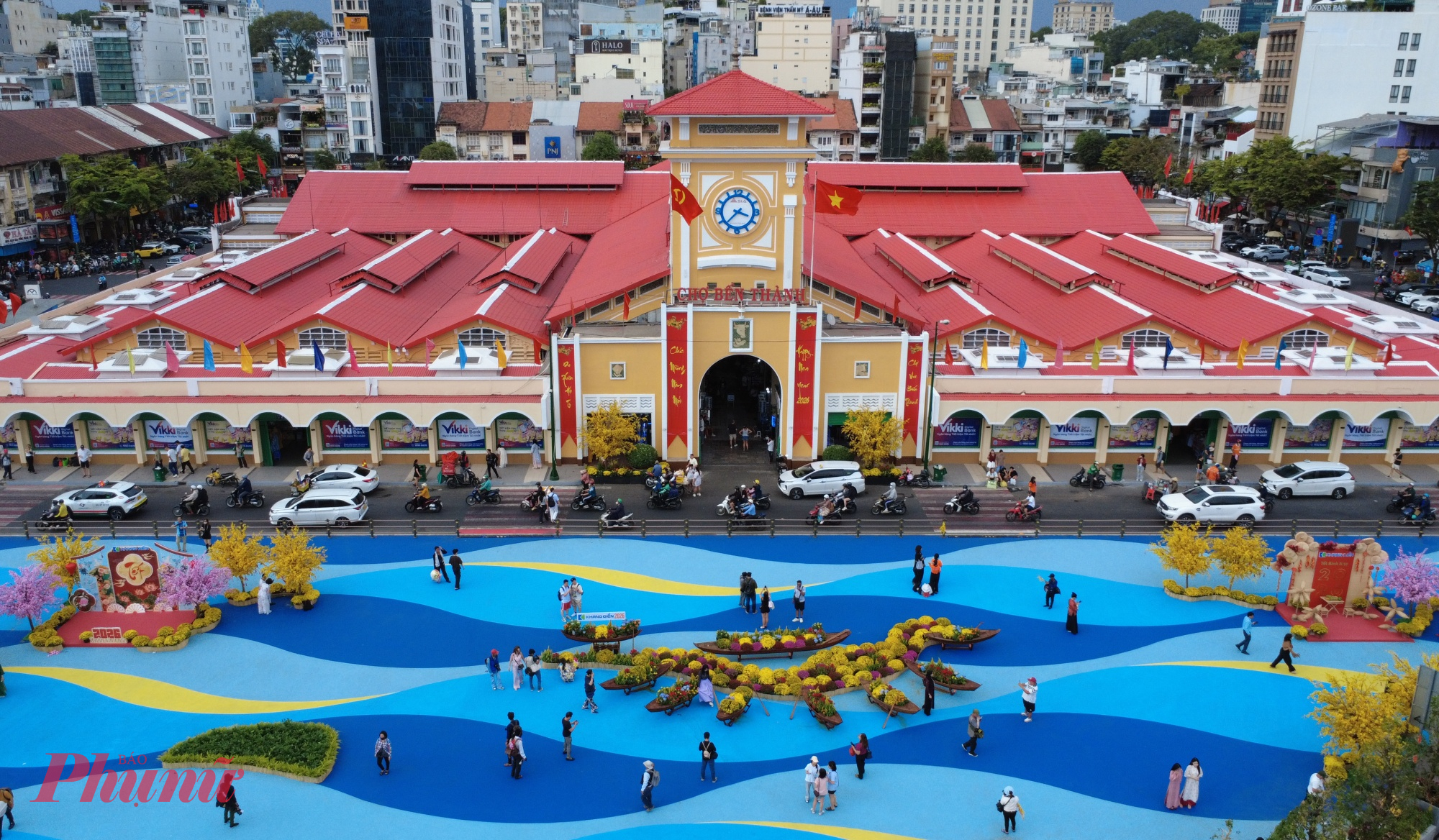 Nhiều bạn trẻ tranh thủ tạo dáng trước tháp đồng hồ đặc trưng, trong khi các gia đình, du khách quốc tế thong thả dạo quanh, ghi lại khoảnh khắc chợ Bến Thành khoác lên diện mạo mới. 