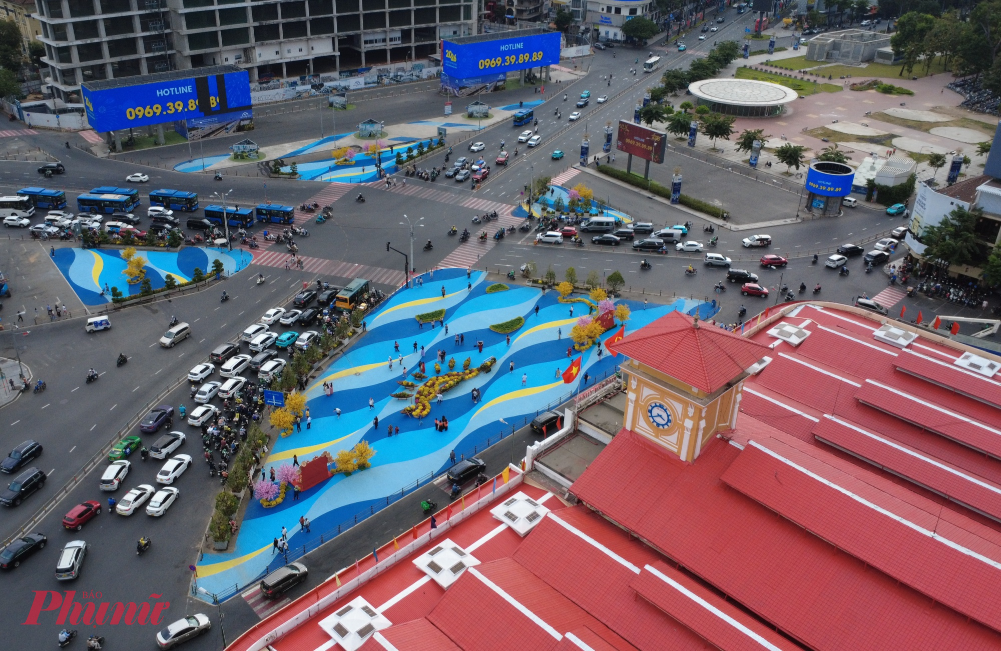 Điểm nhấn của quảng trường trước chợ Bến Thành là không gian các tiểu đảo được sơn tạo hình sóng nước.