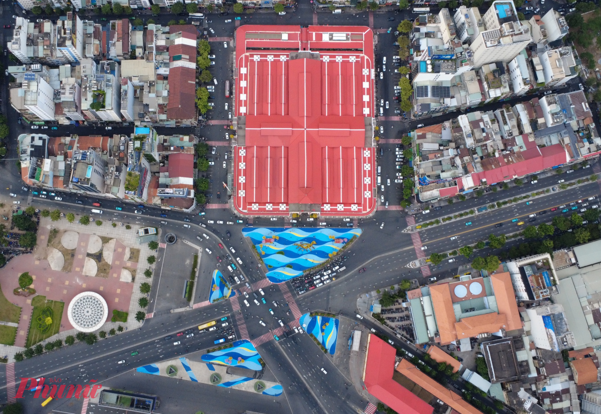 Từ sáng đến chiều tối, khu vực bốn mặt chợ luôn đông đúc người qua lại. 