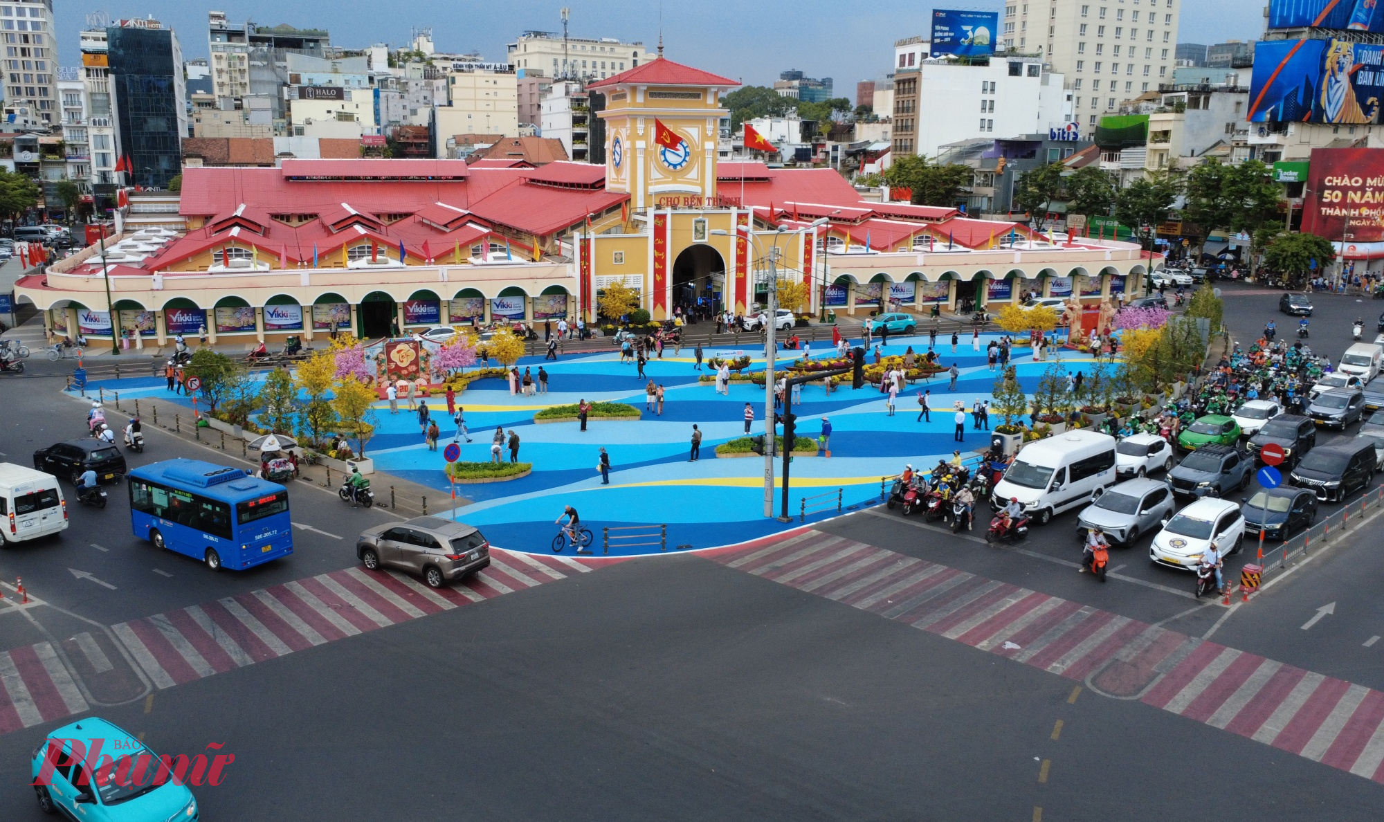 Mặc dù còn nhiều ý kiến trái chiều về màu sơn hình sóng nước, song Ngay trong ngày đầu “mở rào”, người dân và du khách đã đổ xô về đây để tham quan, chụp ảnh và “check in” trước biểu tượng quen thuộc của thành phố.