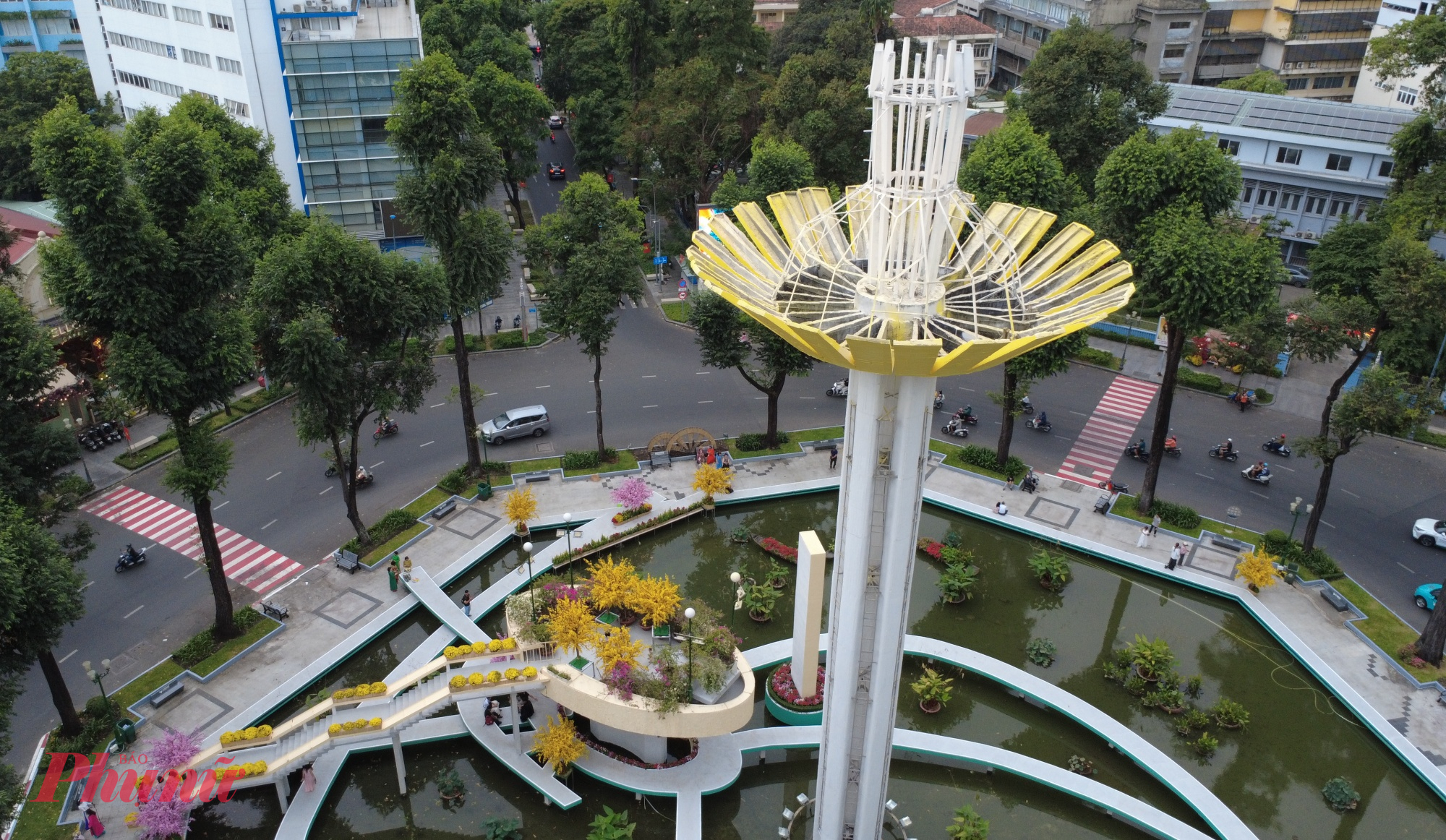 Tiếp thu phản hồi, đơn vị thực hiện đã điều chỉnh lại bảng màu theo hướng trung tính, trong đó nền đá được sơn xám nhẹ, tổng thể hài hòa và dịu mắt hơn, phù hợp với không gian công cộng và kiến trúc xung quanh.