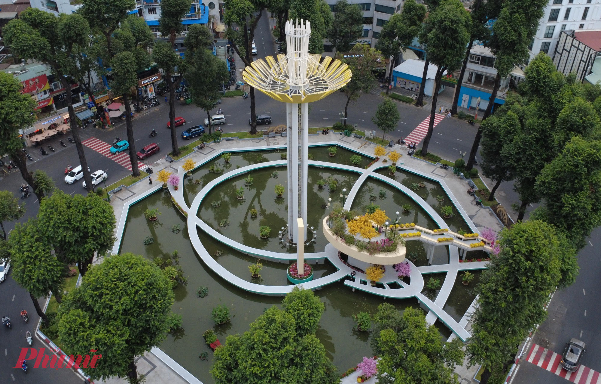 Trước đó, sau khi hạng mục sơn sửa được triển khai, màu sơn ban đầu của Hồ Con Rùa từng nhận nhiều ý kiến trái chiều vì bị cho là chưa phù hợp với cảnh quan đô thị và ký ức quen thuộc của người dân.