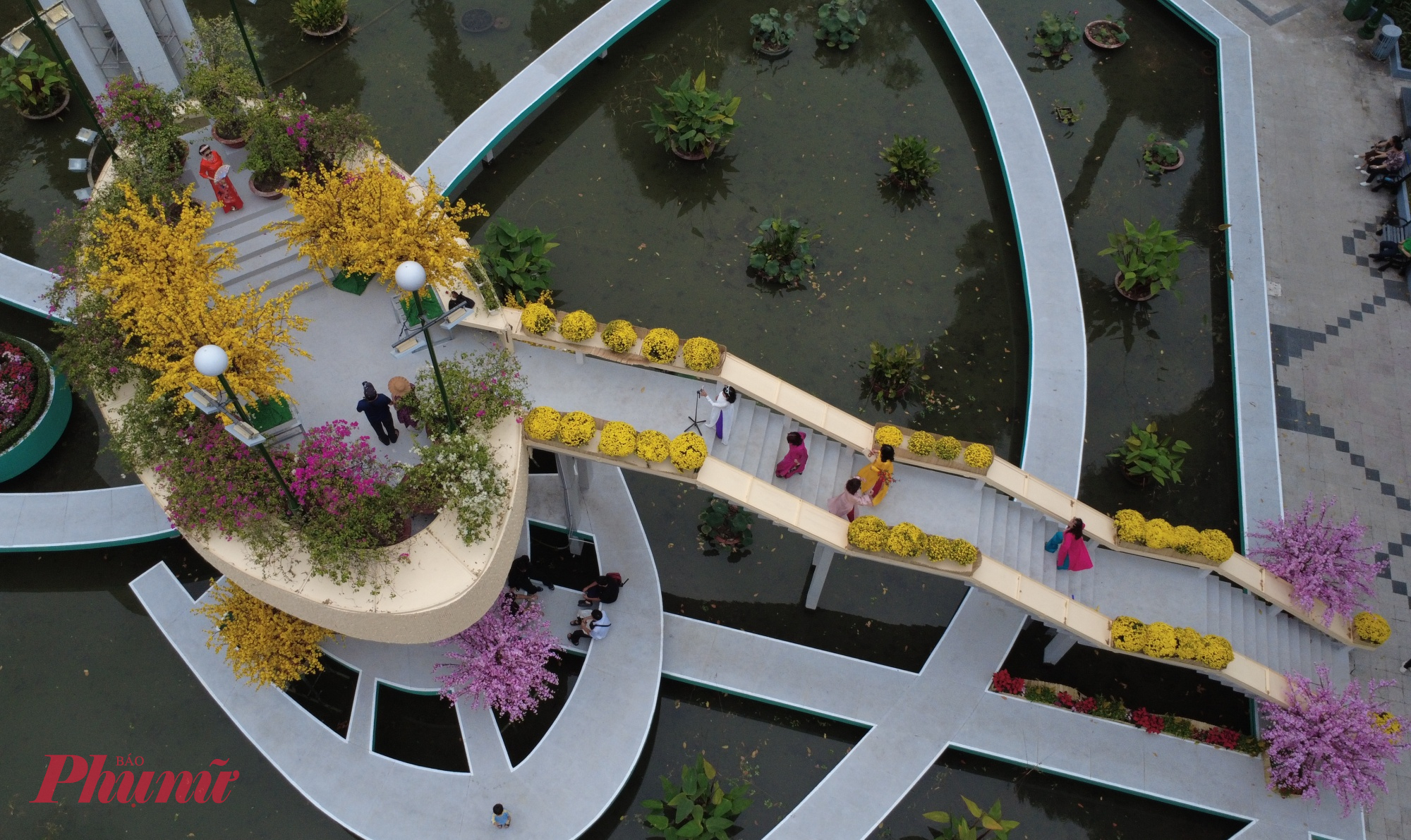 nhanh chóng trở thành điểm đến thu hút đông đảo người dân và du khách đến tham quan, chụp ảnh “check in”. 