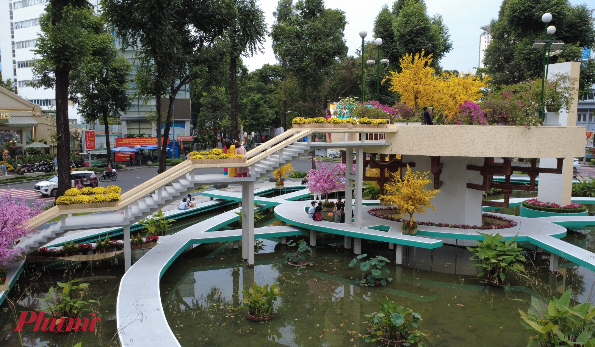 Những ngày gần đây, khu vực hồ luôn nhộn nhịp, đặc biệt vào chiều tối và cuối tuần, khi nhiều nhóm bạn trẻ, gia đình và du khách quốc tế ghé lại ghi hình, tận hưởng không gian mới.