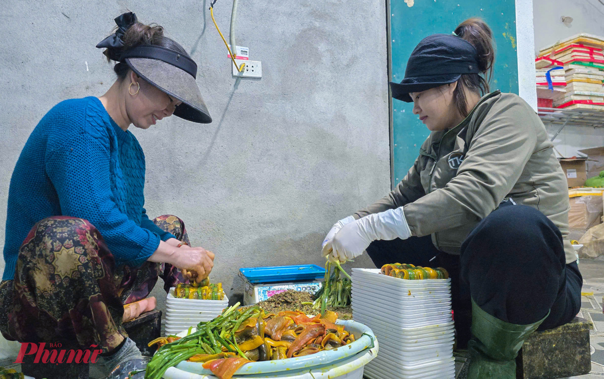 “Lươn cuộn thịt làm sẵn rất tiện. Khách mua về chỉ cần bỏ vào nồi nấu chín là có món ăn thơm ngon, đậm vị, rất hợp mâm cơm ngày tết” - chị Nguyễn Thị Cúc (45 tuổi, trú làng Phan Thanh) nói.