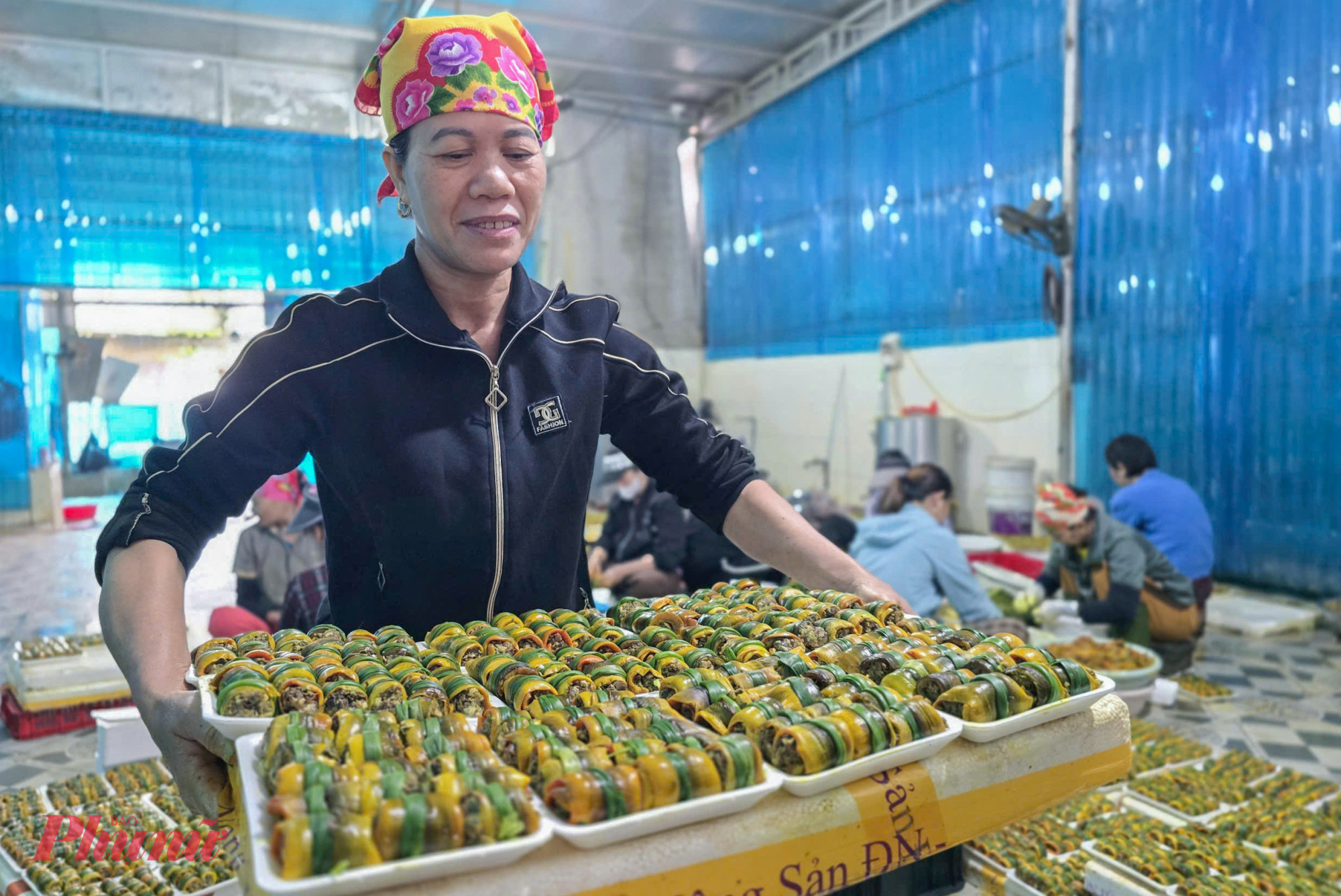 Những ngày giáp tết, các cơ sở chế biến lươn ở làng Phan Thanh (xã Hợp Minh, tỉnh Nghệ An) luôn rộn ràng từ sáng sớm đến tối muộn. Trong tiết trời se lạnh cuối năm, mùi hành tăm, nghệ tươi lan tỏa từ các gian bếp, quyện cùng hương lươn luộc thơm nức từ đầu làng đến cuối xóm.