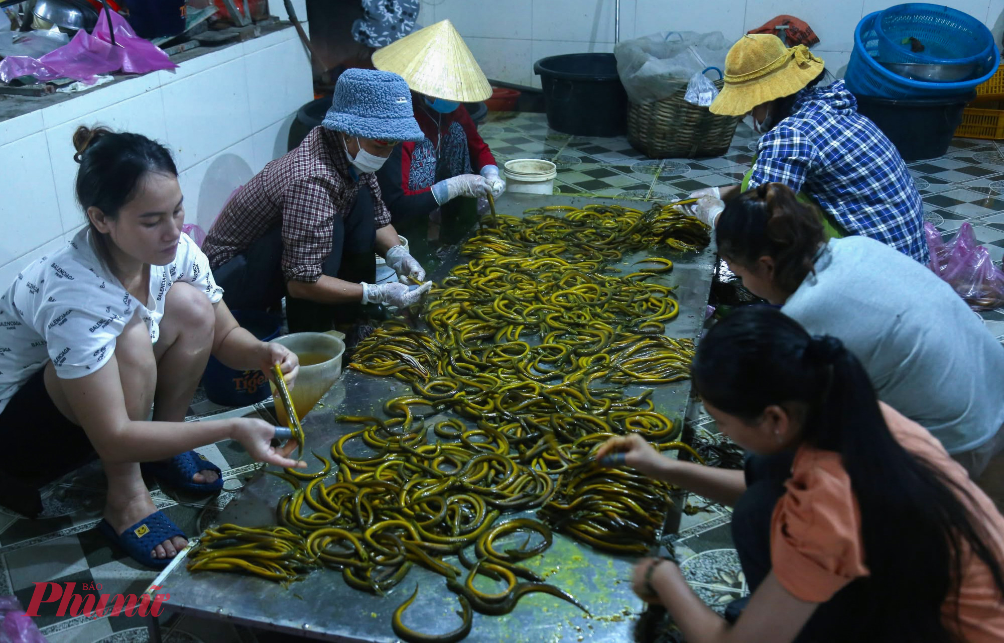 Sau khi luộc, lươn được chuyển sang công đoạn gỡ xương, phần việc đòi hỏi sự khéo léo và kiên nhẫn, chủ yếu do phụ nữ đảm nhận. Với một chiếc móng tự chế, những người phụ nữ ở làng Phan Thanh khéo léo tách phần xương sống, giữ nguyên dải thịt lươn vàng mềm.