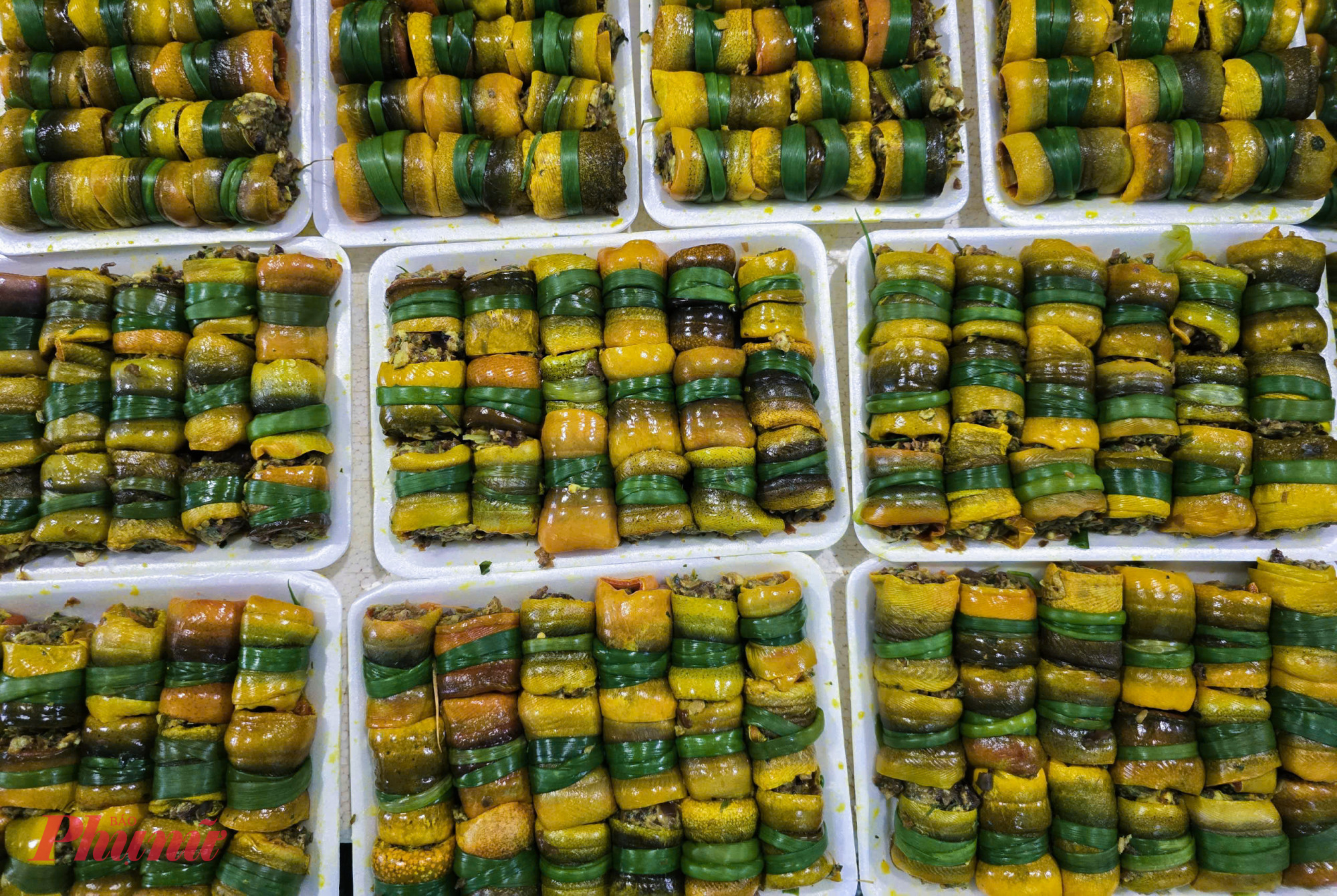 Trong đó, lươn cuộn thịt được xem là sản phẩm cầu kỳ và đắt khách nhất của làng nghề mỗi dịp tết đến.