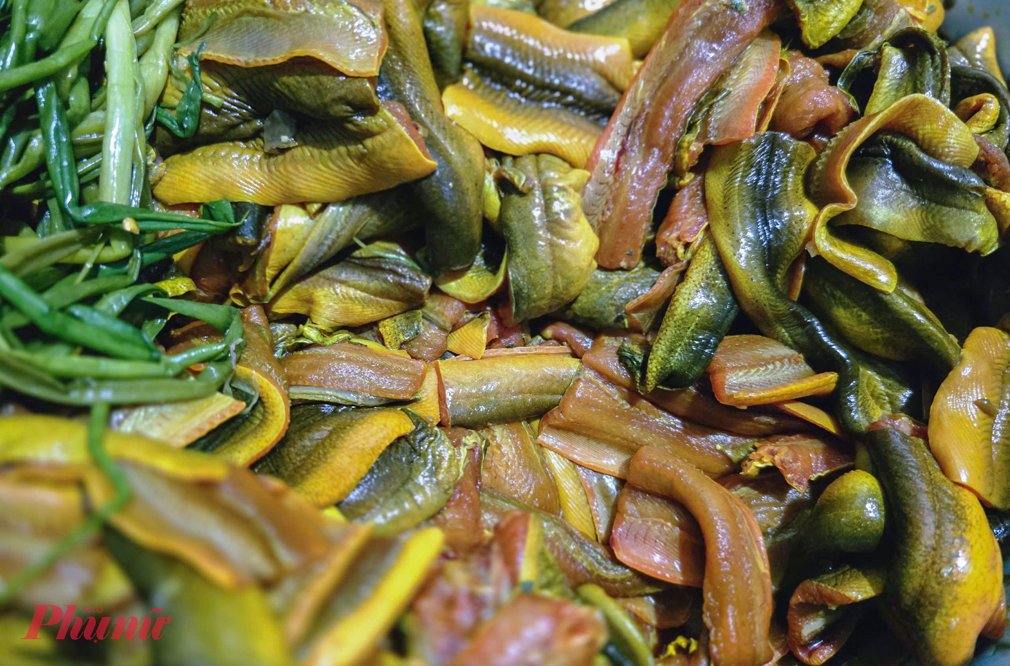 Công việc trải đều từ khâu sơ chế, ướp gia vị, chế biến, đóng gói cho đến giao dịch, vận chuyển. Lươn sau khi được rửa sạch sẽ được cắt bỏ đầu, đuôi, loại bỏ ruột, rồi ướp với nghệ tươi cùng một số gia vị đặc trưng. 