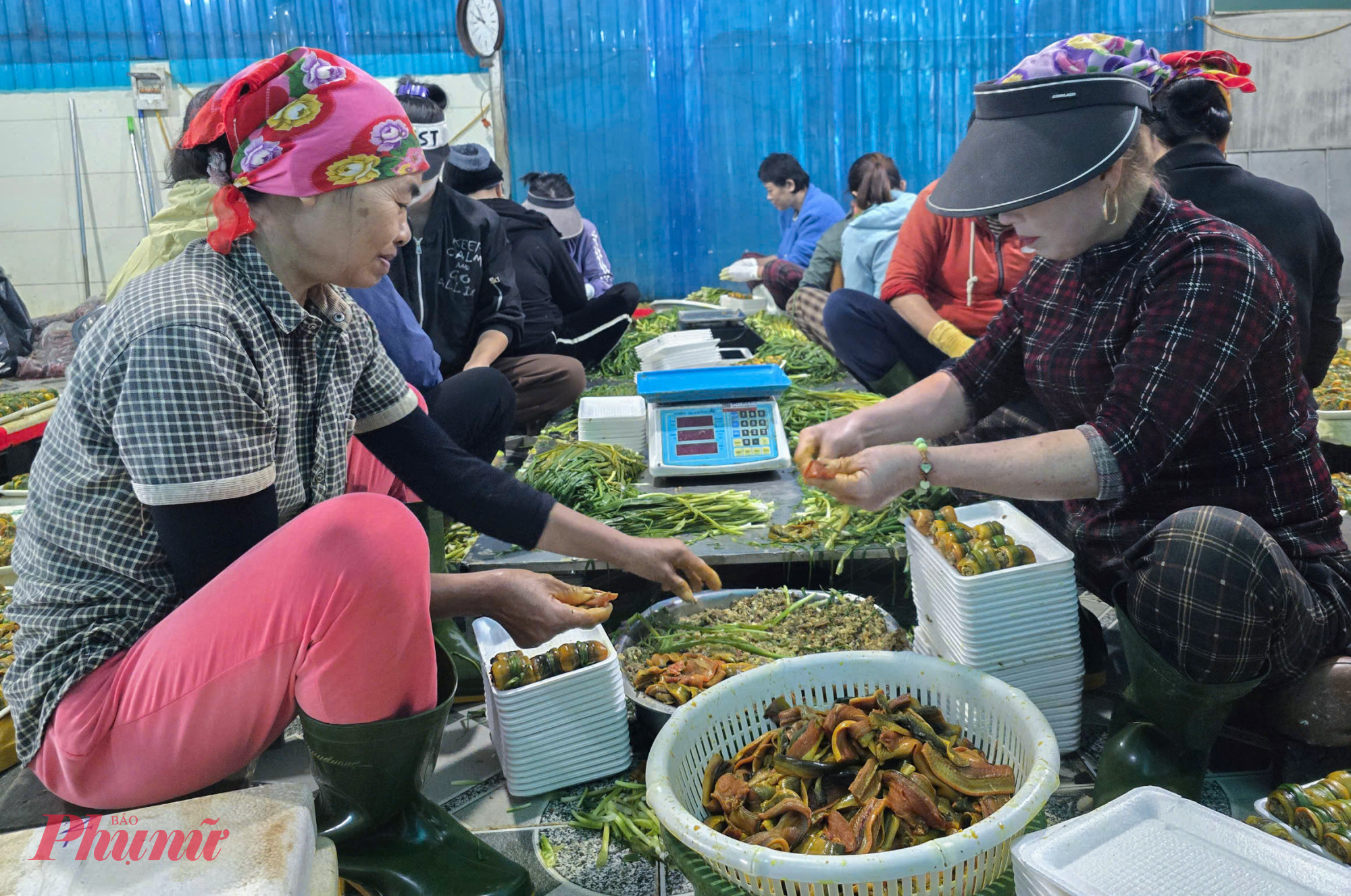Anh Nguyễn Minh Thao (34 tuổi, chủ một cơ sở chế biến lươn ở làng Phan Thanh) cho biết, nghề sơ chế lươn ở làng Phan Thanh hoạt động quanh năm, song tất bật nhất là dịp tết. Vụ lươn tết thường bắt đầu từ tháng 11 Âm lịch, cao điểm nhất là nửa cuối tháng Chạp. Mỗi ngày, cơ sở của anh thu mua từ 300-500kg lươn sống, thuê 12-15 lao động làm việc liên tục để kịp đáp ứng thị trường tết.