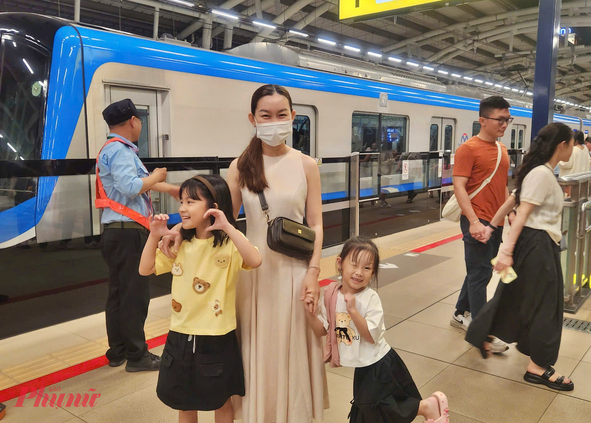 Hành đi tàu metro số 1 - ảnh: Nguyễn Văn