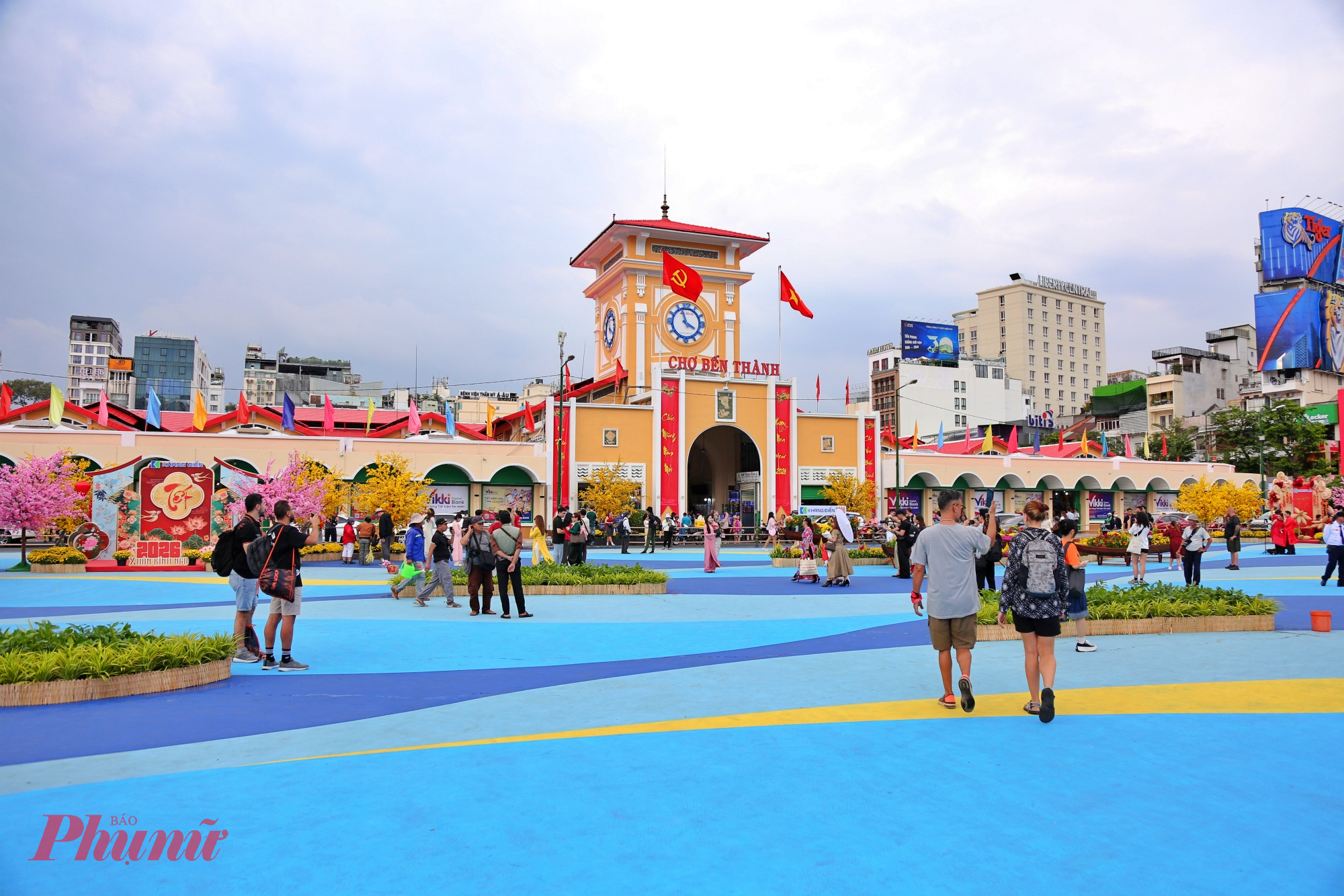 Không gian trước chợ