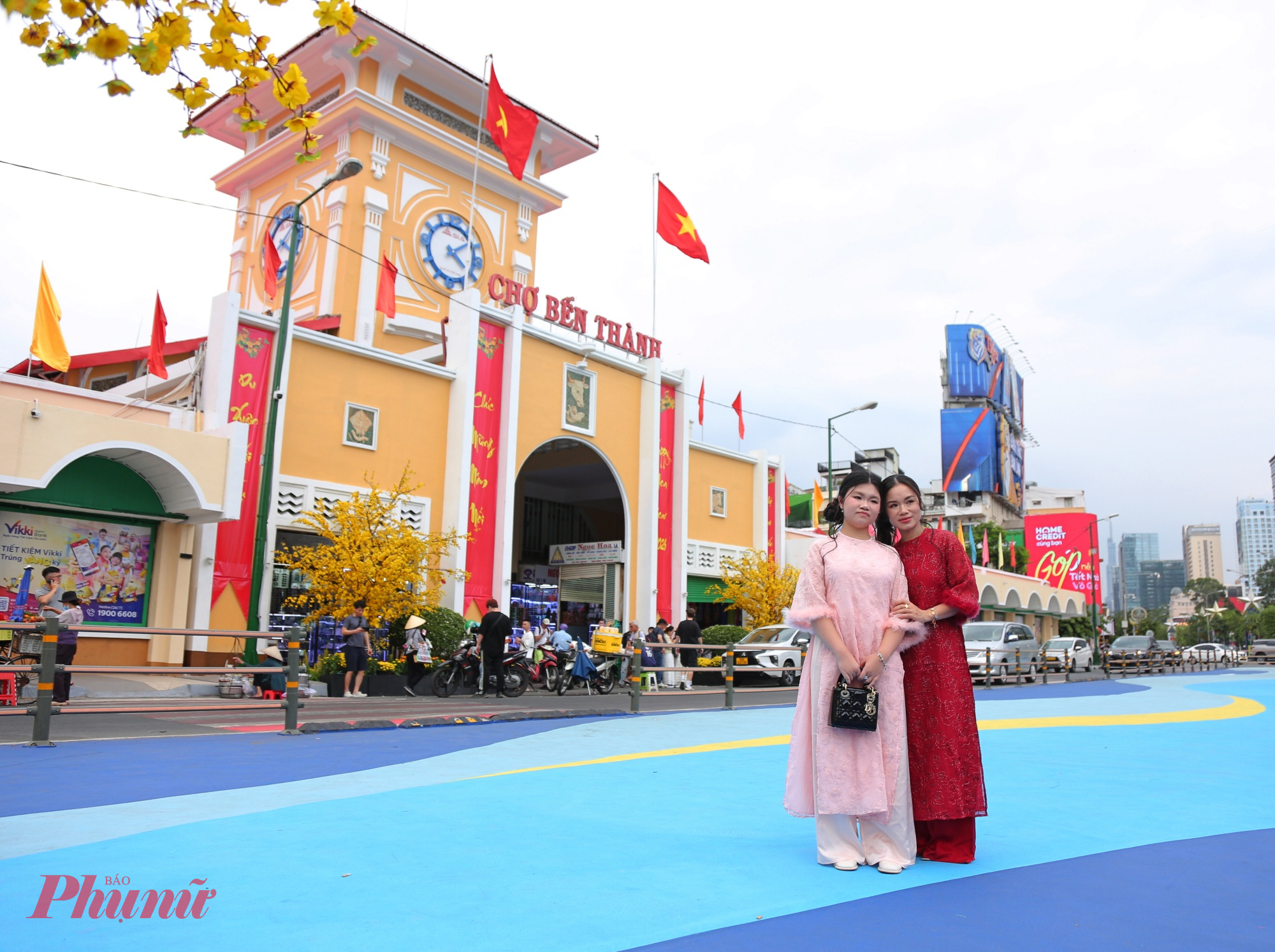 Hai mẹ con thích thú check in trước chợ Bến Thành khi nơi này mang diện mạo mới.