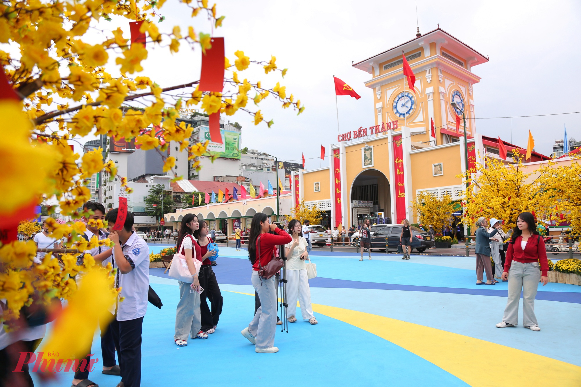 Nhiều bạn trẻ thích thú đến check in