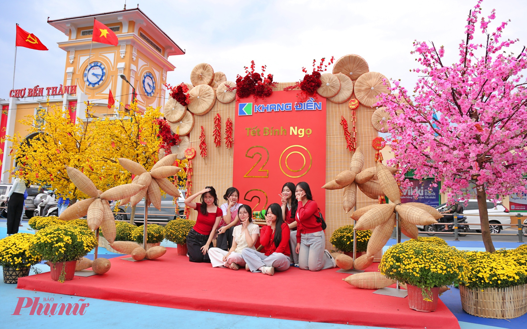 Sự hiện diện đông đảo của người dân ở nhiều độ tuổi, từ trẻ nhỏ, người trẻ đến người lớn tuổi cho thấy khu vực này không chỉ là điểm “check in” mà còn là nơi dạo chơi, thư giãn sau khi được trả lại không gian thông thoáng.