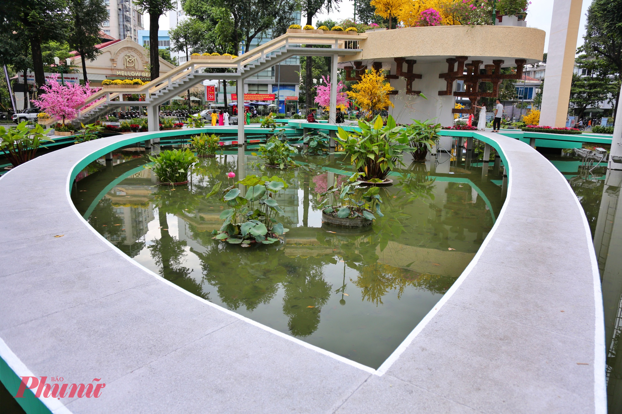 Phần nền được sơn màu xám nhẹ.