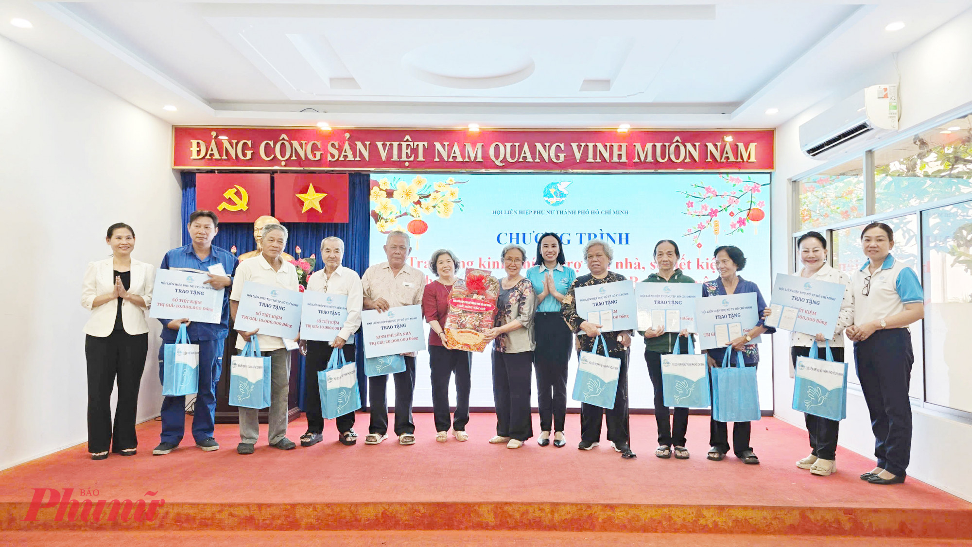 Tại chương trình, Hội LHPN đã Trao kinh phí sửa nhà và sổ tiết kiệm cho cán bộ Ban Phụ vận Sài Gòn – Gia Định