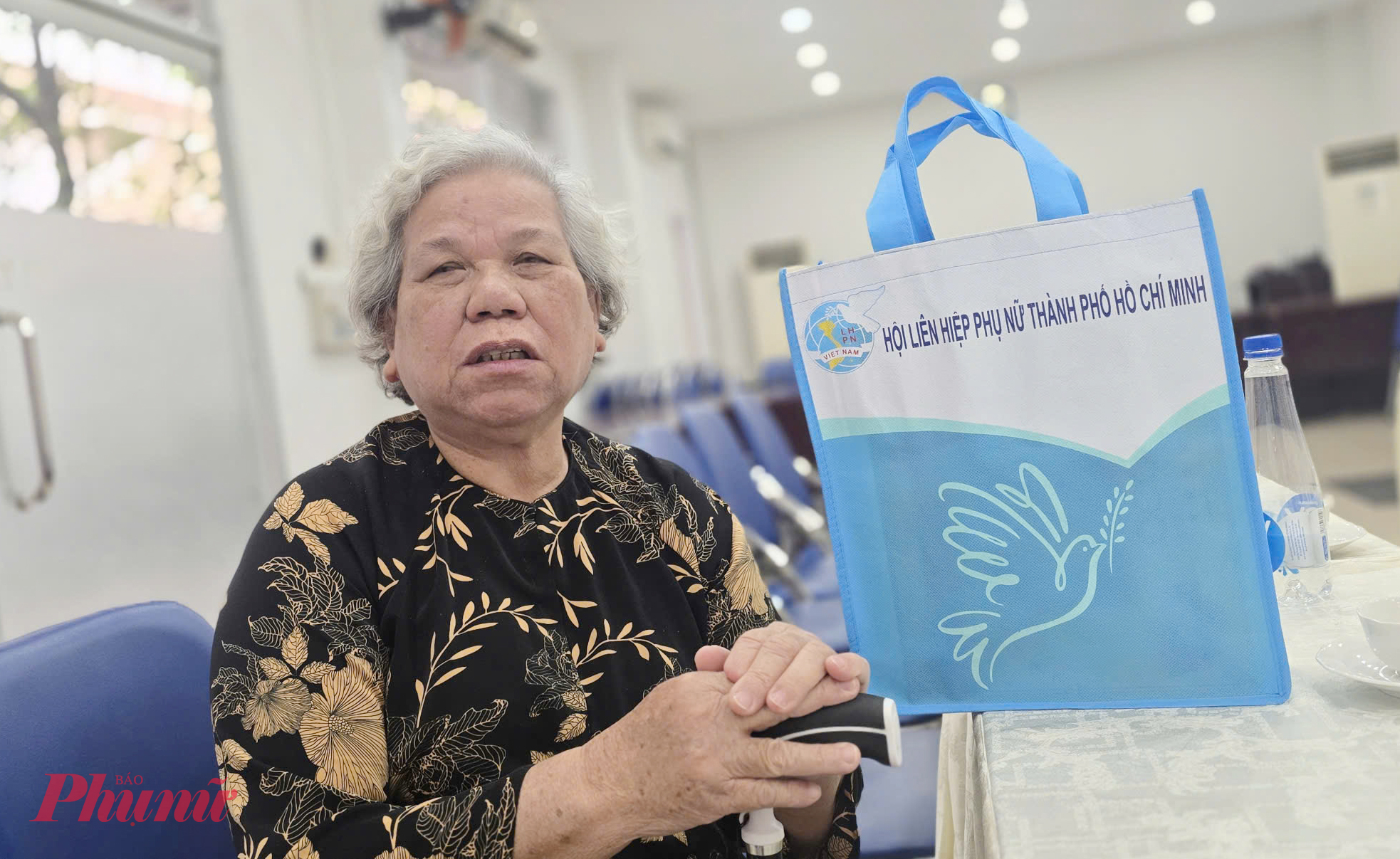 Dì Huỳnh Thị Vân - cán bộ Ban Phụ vận Sài Gòm - Gia Định - xúc động, gửi lời cảm ơn đến Hội LHPN TPHCM đã dành sự quan tâm, chăm lo tết đến cán bộ Ban Phụ vận 