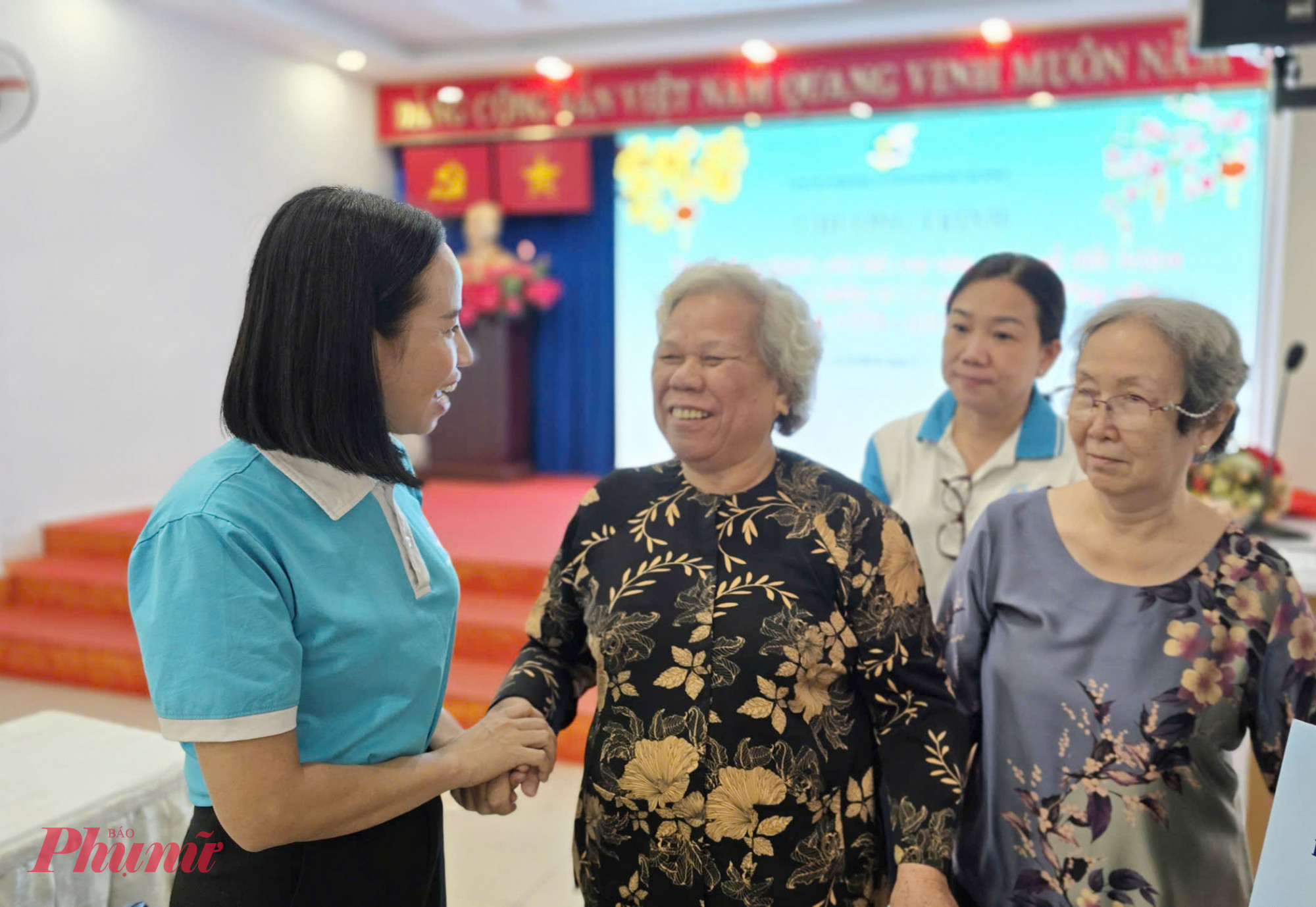 Bà Võ Ngọc Thanh Trúc thăm hỏi sức khỏe, chúc tết đến các dì Ban Phụ vận 