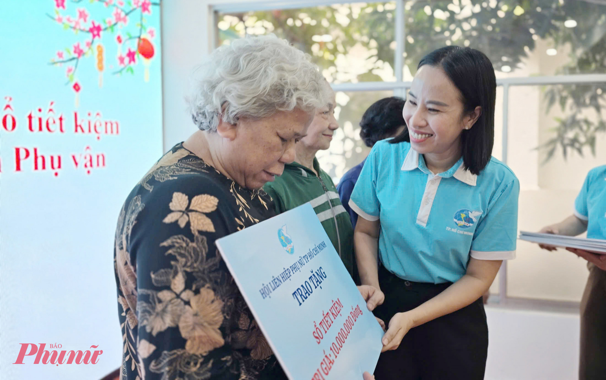 ... và trao sổ tiết kiệm cho các dì là cựu cán bộ, chiến sĩ Ban Phụ vận Sài Gòn – Gia Định