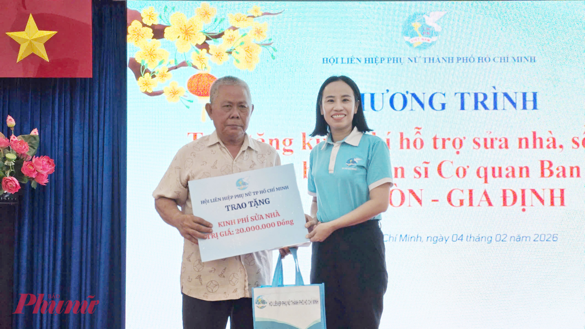 Chủ tịch Hội LHPN TPHCM Võ Ngọc Thanh Trúc trao bảng tượng trưng kinh phí hỗ trợ kinh phí hỗ trợ sửa nhà cho ông Đặng Văn Hăng – chiến sĩ bảo vệ cơ quan Ban Phụ vận