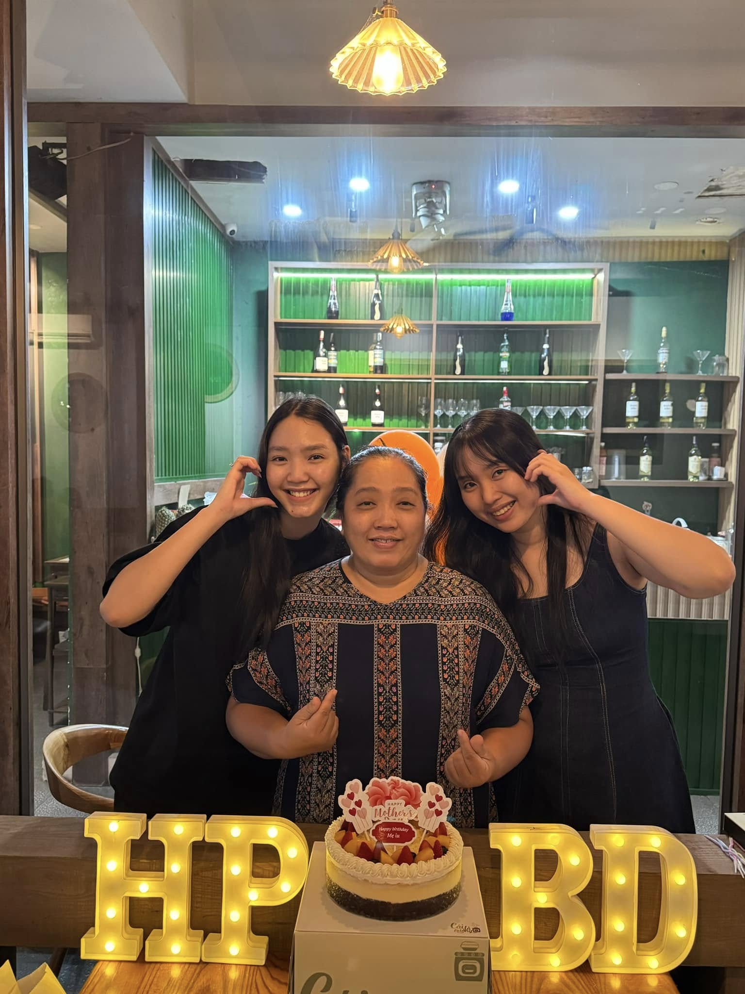 Minh Anh thường xuyên bày tỏ tình cảm với mẹ trong những dịp đặc biệt - Ảnh: Đoàn Minh Anh