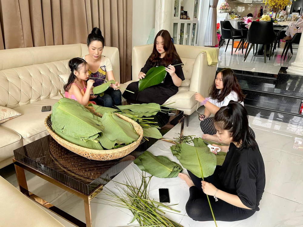 Truyền thống gói bánh chưng của gia đình chị được duy trì qua 3-4 thế hệ. Ảnh: Trịnh Kim Chi