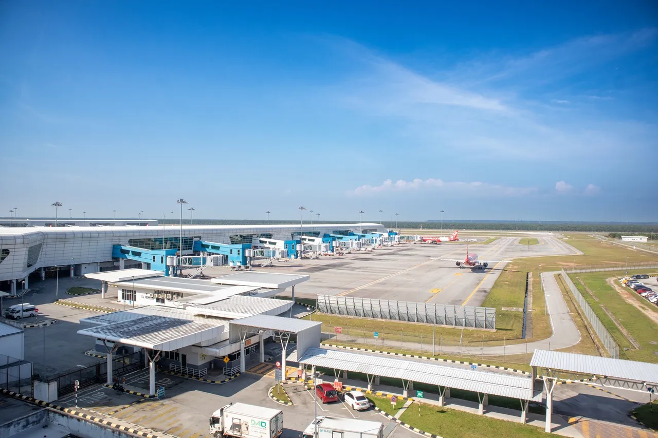 Sân bay quốc tế Kuala Lumpur, Malaysia: 100km2. Nằm ở Sepang, sân bay quốc tế Kuala Lumpur là đầu mối của mạng lưới hàng không toàn cầu của Malaysia, có nhiều đường băng và các khu vực hỗ trợ rộng lớn. Ảnh: Khu vực đến và đi hiện đại với đường băng cùng dịch vụ trung chuyển hành khách nội địa tại Malaysia.