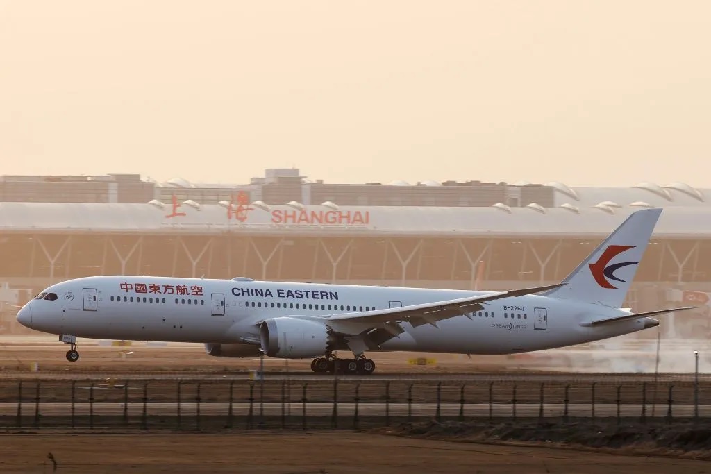 Sân bay quốc tế Phố Đông Thượng Hải, Trung Quốc: 40 km². Phố Đông đóng vai trò then chốt trong việc củng cố vị thế của Thượng Hải như một trung tâm tài chính và logistics toàn cầu. Ở đây có một diện tích đáng kể dành riêng cho vận chuyển hàng hóa. 