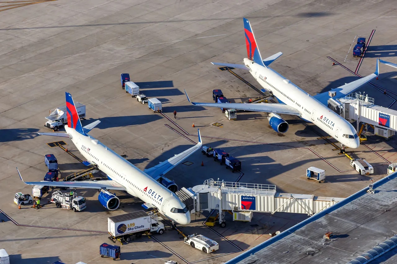 Sân bay quốc tế Orlando, bang Florida, Mỹ: 46,9 km². Là cửa ngõ chính cho du lịch Florida, quy mô sân bay Orlando phản ánh nhu cầu đáp ứng lượng khách du lịch tăng đột biến theo mùa. Đây được coi là sân bay bận rộn nhất Florida.