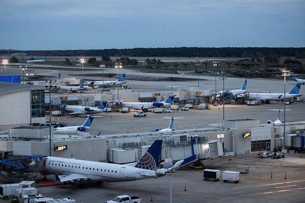 Sân bay quốc tế George Bush, bang Texas, Mỹ: 44,5 km². Nằm ở thành phố Houston, sân bay trải rộng trên một khu vực lớn ở phía bắc thành phố, với nhiều nhà ga và cơ sở vận chuyển hàng hóa.