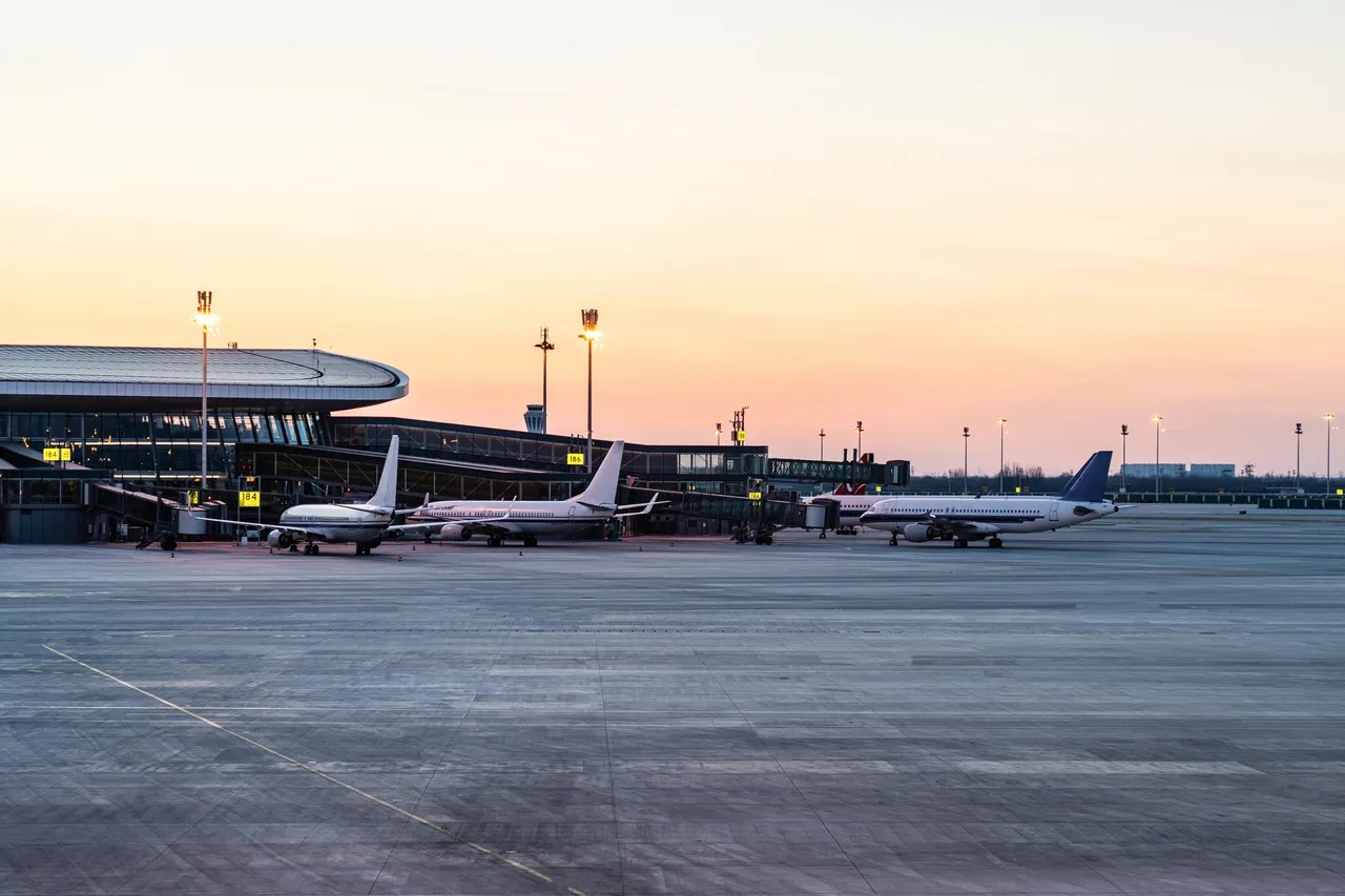 Sân bay quốc tế Đại Hưng Bắc Kinh, Trung Quốc: 47 km². Nổi tiếng với nhà ga hình sao biển, sân bay Đại Hưng được xây dựng để giảm áp lực cho các sân bay cũ hơn của Bắc Kinh và đáp ứng sự phát triển lâu dài. Ảnh:  Sân bay quốc tế Đại Hưng Bắc Kinh lúc bình minh